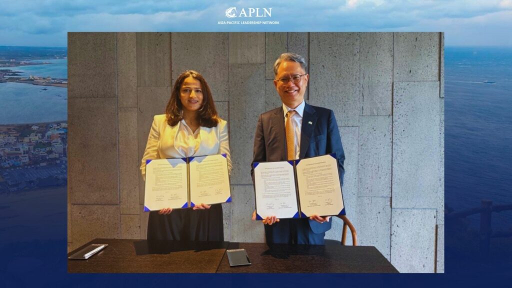 APLN Executive Director Shatabhisha Shetty and Jeju Peace Institute President Jeong-sik Kang hold signed MOU documents.